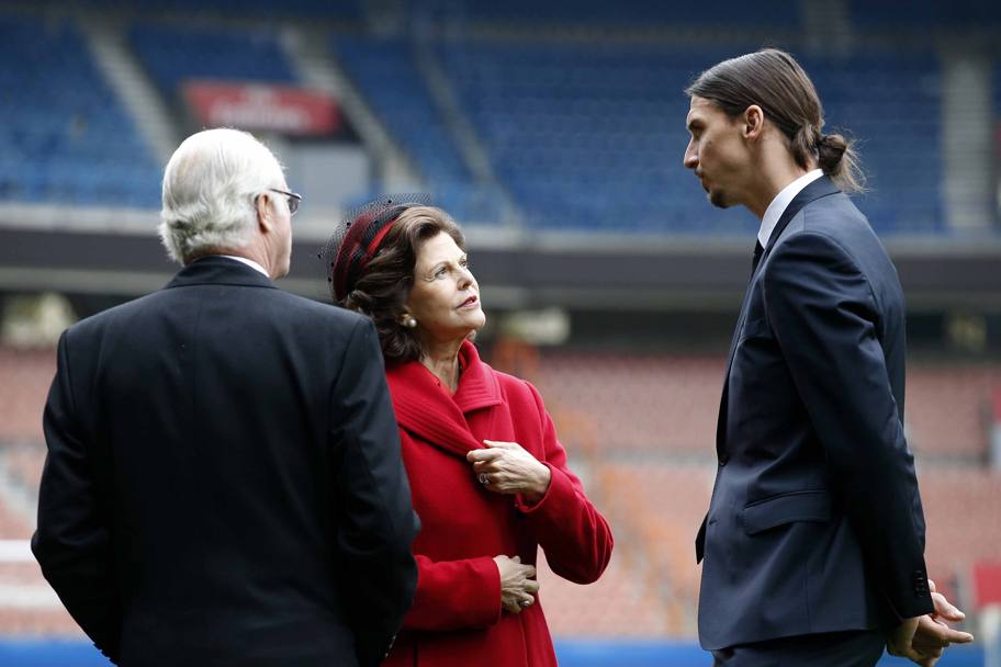 L&#39;incontro tra Zlatan Ibrahimovic e i reali svedesi in visita a Parigi si  tenuto allo Stadio Parco dei Principi. LaPresse